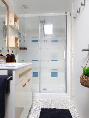 Location courte durée à Dourdan - La Courette des Rois - Salle d'eau